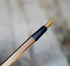 SUPERBE STYLO PLUME DUNHILL DRESS PL. OR - FINITION GRAIN D'ORGE - PLUME OR 18 K