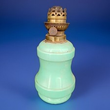 LAMPE A PETROLE EN OPALINE