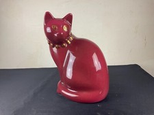 Chat assis en émaux de Longwy rose framboise et or