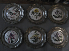 ++"544.8"  6 ASSIETTES EN ETAIN AVEC DECOR EN FAIENCE ET BOUQUET DE FLEURS