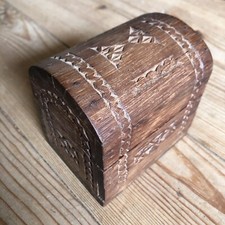 Ancien petit coffre en bois Sculpté ( Ouverture Invisible Lorsque Fermé )