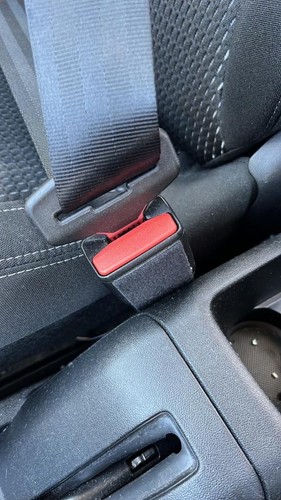 Attache ceinture avant droit