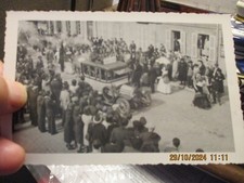 Ancienne Photographie Fête Populaire années 50 avec Vielle Voiture années 10-20