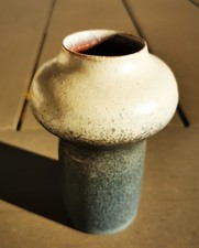 Vase en céramique émaillée dans les tons beige et vert/bleu portant une marque