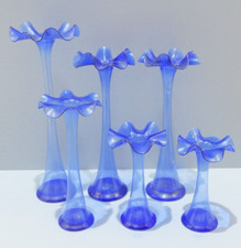 -6 JOLIS VASES en VERRE BLEU AVEC UNE BELLE COLLERETTE Volantée Déco  XXe    D