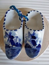 Petits sabots miniatures en porcelaine bleue Delft Hollande - Décor moulin