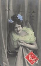 CP FEMME FLEURS DANS CHIGNON DANS RIDEAUX RPH