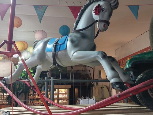 Ancien cheval bascule - à,