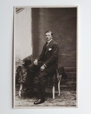 Bel homme élégant pose RPPC