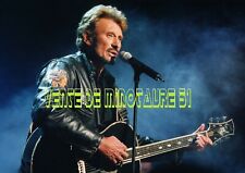 Johnny Hallyday sur scène  avec blouson Von Dutch   - affiche plastifiée