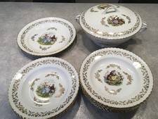 Service 8 assiettes à soupe, un plat et une soupière Watteau en  porcelaine 