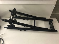 UN BERCEAU BOUCLE ARRIERE