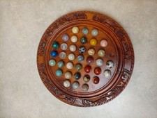 Jeu de solitaire artisanal en bois sculpté avec 36 billes en pierres...