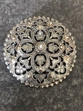 Broche finement ciselée à