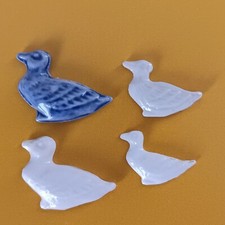 QUATRE  fèves CANARD Porcelaine ancienne émaillée  dos plat variante