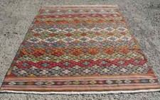 sous la table tapis kilim