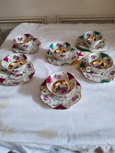 Six tasses soucoupe à - tasses,