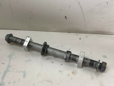 UN AXE DE ROUE ARRIERE
