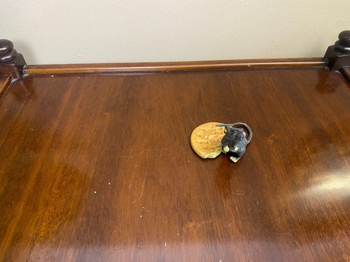 Sculpture souris avec biscuit