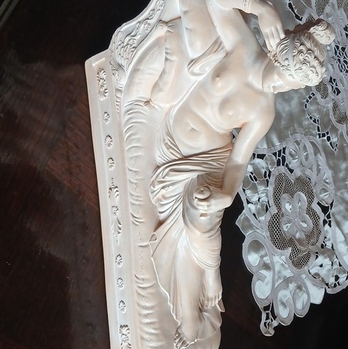 Bas relief mural - mural, en