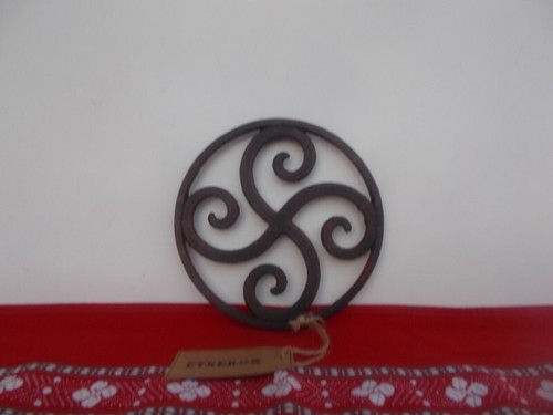 Dessous plat croix basque - plat,