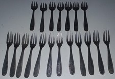 LOT DE 19 FOURCHETTES 2 MODELES A POISSONS FRUITS DE MER OU GATEAUX D OCCASION 
