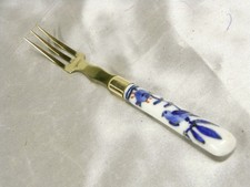 🇫🇷 ANCIENNE FOURCHETTE LAITON MANCHE PORCELAINE VALENTINE BAYEUX SAINT CLOUD ?
