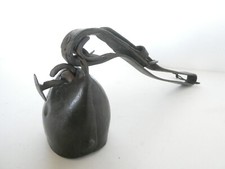 Sonnaille cloche ancienne fer forgé  ( Alpes ? ) -  battant inhabituel .