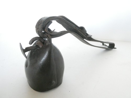 Sonnaille cloche ancienne fer