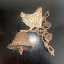 A12 CLOCHE MURALE EN FONTE ANCIENNE AVEC POULE DÉCORATIVE / 2,200KG