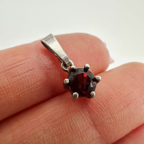 Ancien petit pendentif grenat