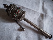 Ancien moulin à prière tibétain bouddhiste avec mantras en argent et pierres
