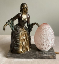 Ancienne petite lampe en régule femme sur marbre abat-jour en verre rose