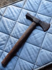 Ancienne hache / herminette – fer forgé – largeur 18 cm – manche bois 36 cm 