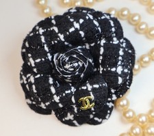 Broche Camélia bicolore Noir et blanc customisée en tweed 7 cm