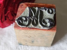 Tampon ancien monogramme M  broderie feston collection couture mercerie