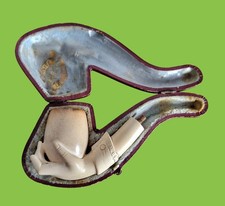 Pipe ancienne écume de mer main tenant un œuf avec son étui tabac fumer