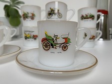 Service complet de 12 tasses Arcopal – Collection “Vieux Tacots” ?