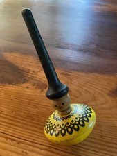 Toupie en bois jaune à tige allongé, personnage jeune bigoudène, peint à la main