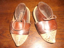 Paire de sabots enfant ancien en bois et cuir XIXème