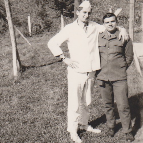 Deux beaux jeunes hommes