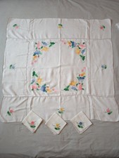 Nappe en coton brodée de fleurs 102x102cm + 3 serviettes assorties 27x28cm