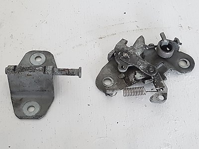 Système attache capot moteur
