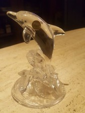 Dauphin sautant des vagues en