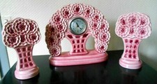 Sarreguemines Esdeve Pendule et les 2 vases Porcelaine rose. Vintage Art Déco