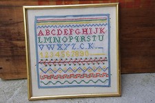 Ancien abecedaire dans cadre en bois doré or fin point de croix art populaire