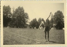 PHOTO ANCIENNE - VINTAGE SNAPSHOT - HOMME TORSE NU CAMPING CERF VOLANT -MAN 1959