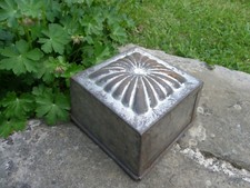 ANCIEN MOULE À GLACE, À GÂTEAUX EN FER BLANC - FORME CARRÉE - 