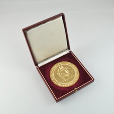 Médaille pour la - la, golden