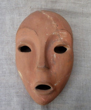 MASQUE EN TERRE CUITE SIGNÉ -